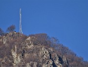 35 Zoom sulla croce del Monte Zucco (1232 M) 